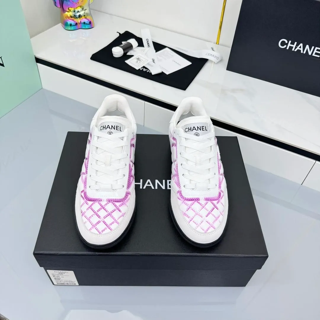 👟👟Ex-factory price 620👟👟 Top version Chanel Chanel - 2025 counter top casual sports shoes This sneaker is a classic design; the upper is electro-embroidered with a variety of techniques; the outsole is fashionable and sporty; it is extraordinary and incorporates a variety of color matching elements... The diversified mix and match is very beautiful and versatile, and can be used for leisure, fashion, sports and outdoor... ꫛꫀꪝ Go➫ Material: ❶Upper is made of: original cowhide ❷Inner lining is made of: original imported sheepskin ❸Outsole is based on: original TPU combination outsole Special counter boutique packaging complete set for women 35–41